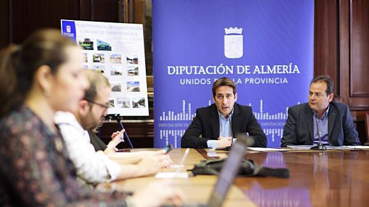 El diputado de Fomento durante la rueda de prensa celebrada en la Diputación.