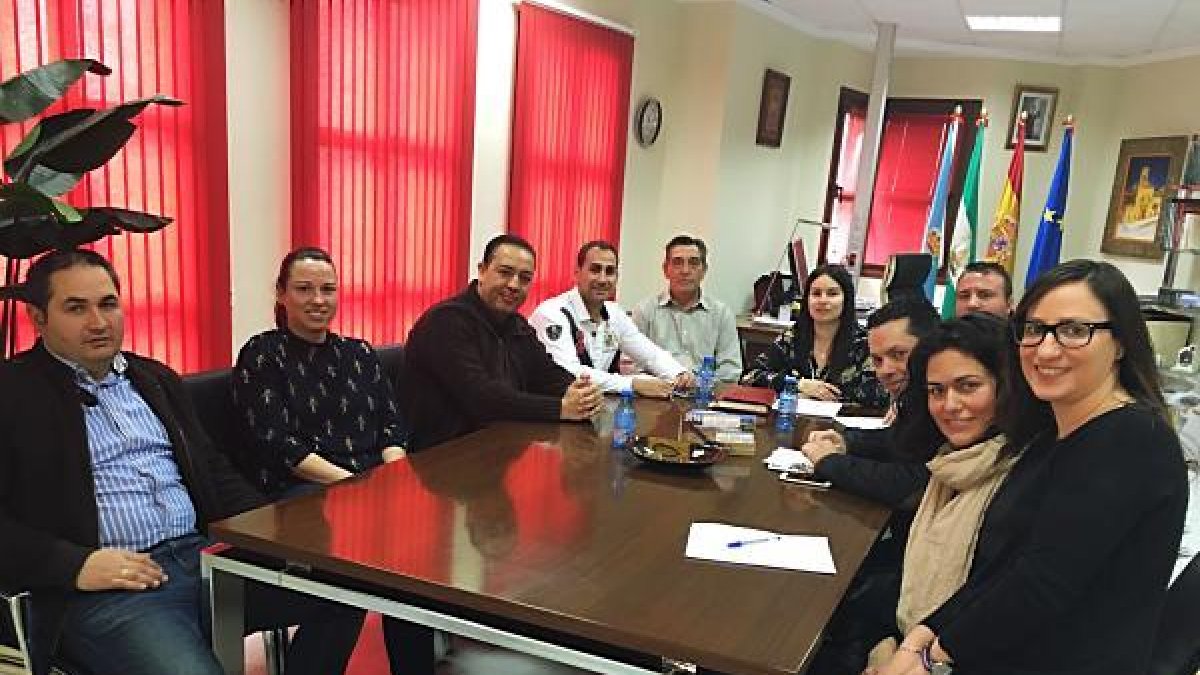 Reunión celebrada en el Ayuntamiento entre la alcadesa, concejales y empresarios.
