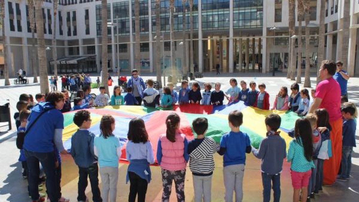 Varios niños jugando en la Plaza Mayor en una de las actividades programadas.