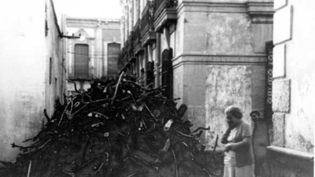 La montaña de leña de la panadería de la familia Idáñez-Ibáñez se acumulaba en la misma calle.