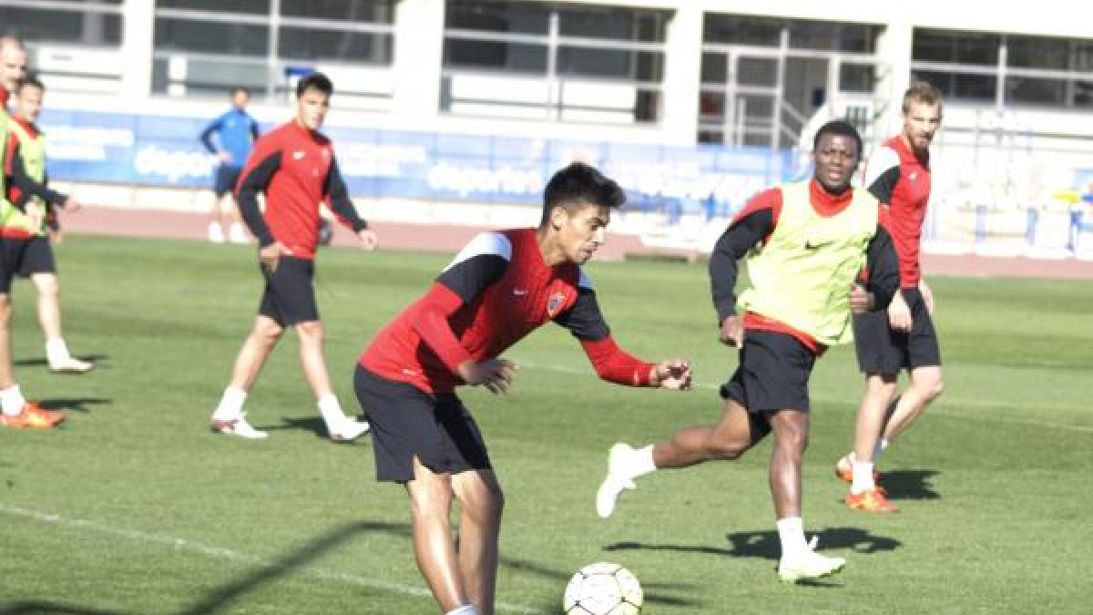 Juan Ramírez despeja un balón en el partidillo.