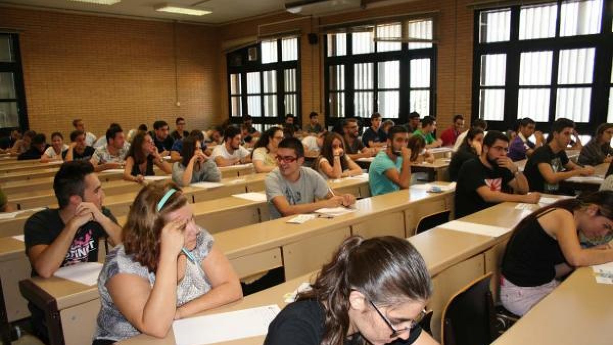 Estudiantes en un aulario del Campus de la UAL
