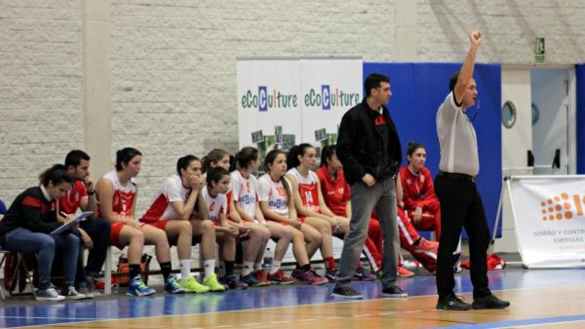 Villarrubia dirigiendo a sus chicas.