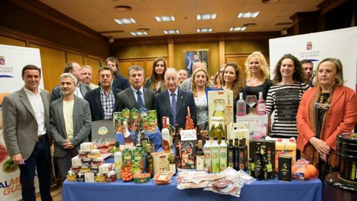 Foto de familia tras la presentación en la Diputación de Almería.