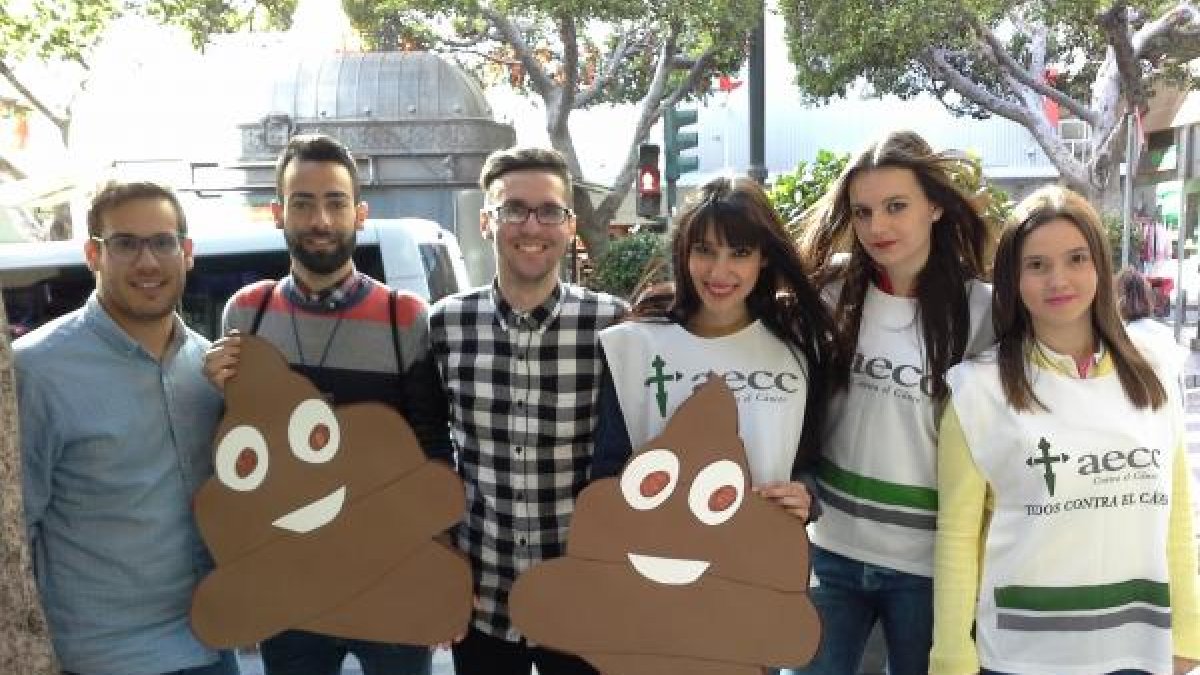 Voluntarios de la AECC en la campaña del Día contra el cáncer de colon.