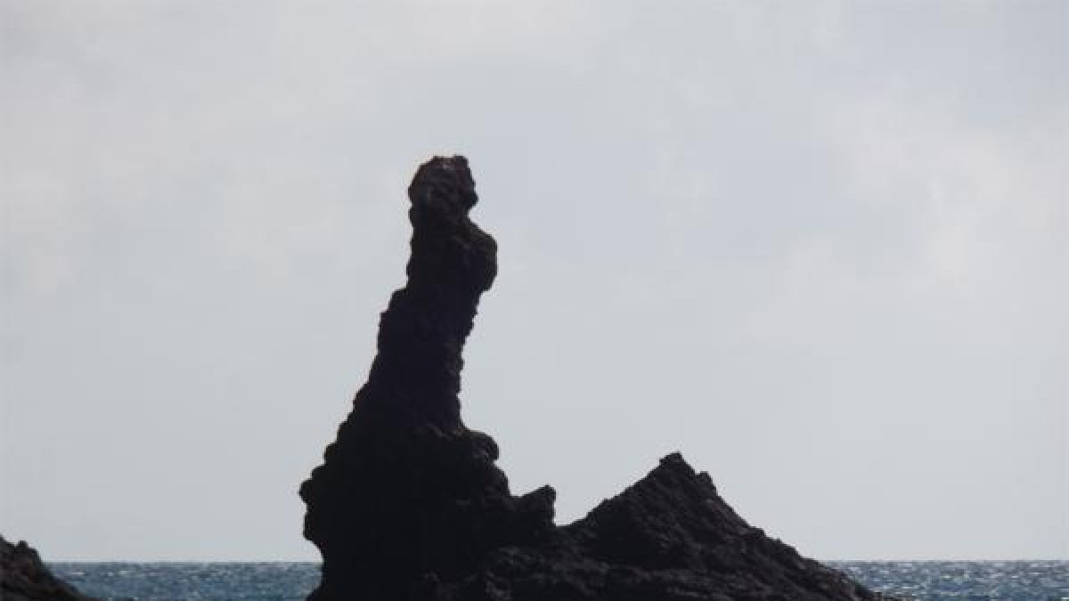El Dedo, en el arrecife situado frente al cerro de Vela Blanca, en el Cabo de Gata.