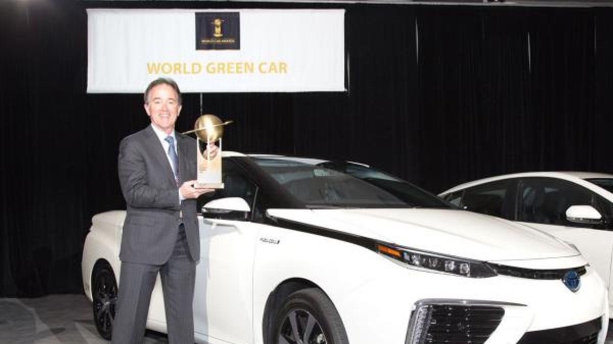 Karl Schlicht, Vicepresidente ejecutivo de Ventas y Marketing de Toyota Motor Europe con el premio.