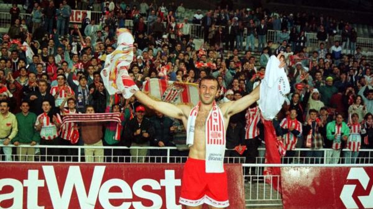 Popovic celebrando con la afición aquella salvación en el Bernabéu.