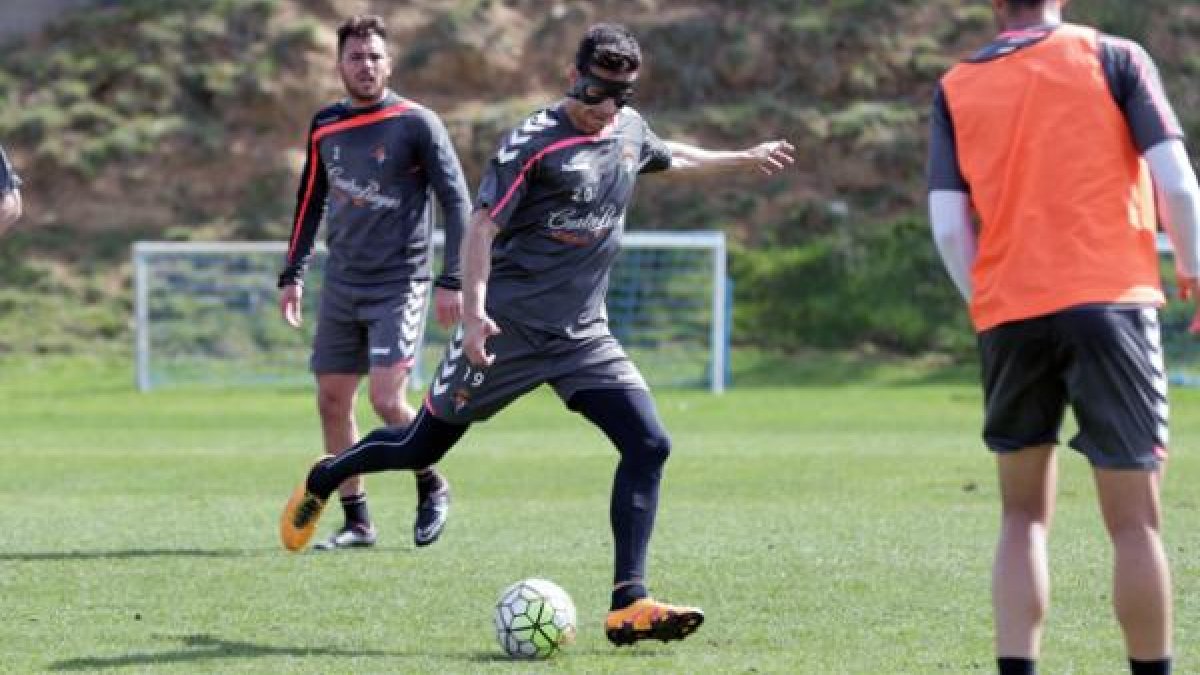 Manu podrá jugar con una máscara.