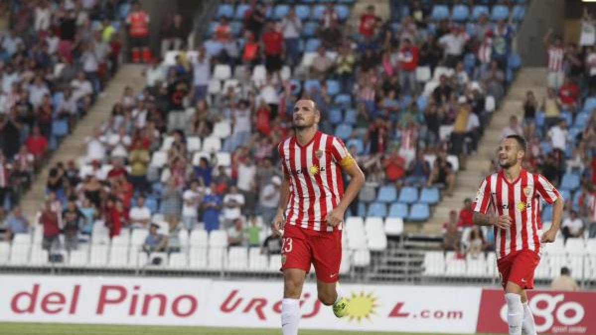 Soriano corre para celebrar un gol con el Almería.