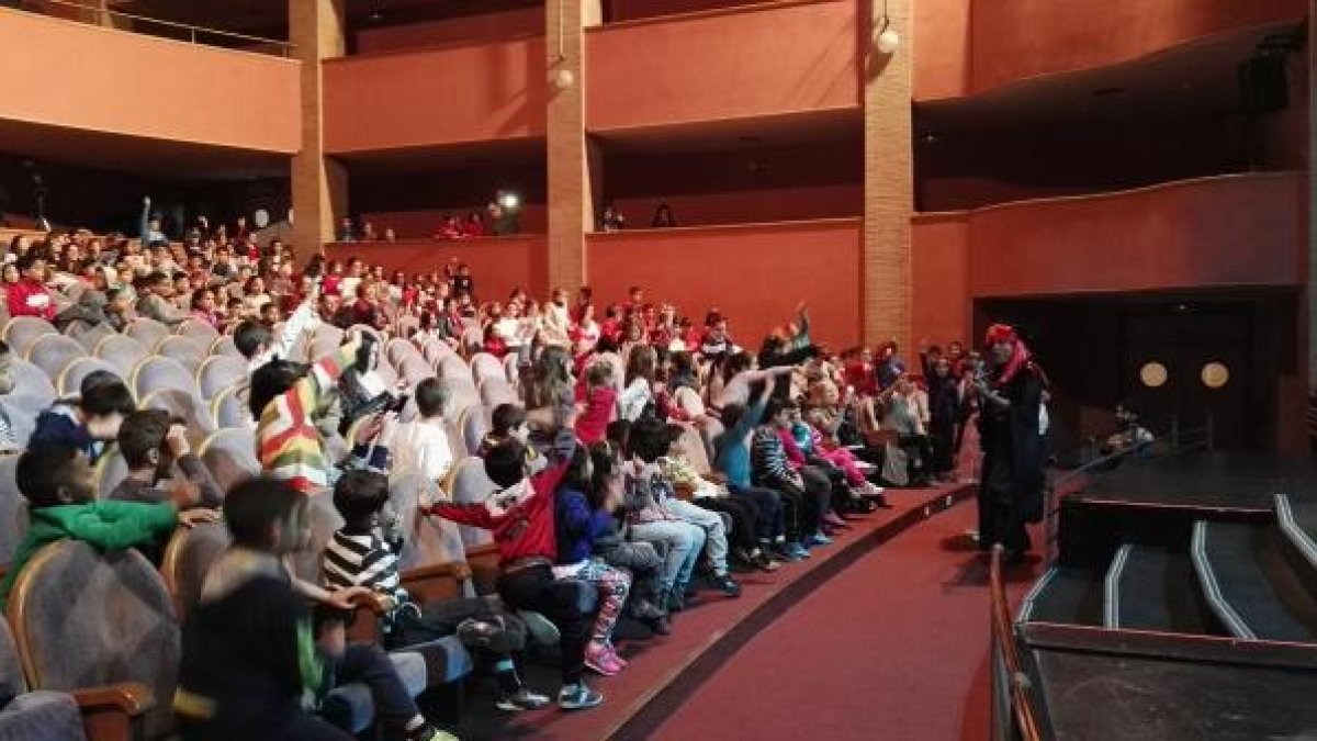 Los niños disfrutaron con la música y se integraron en el espectáculo de ayer.