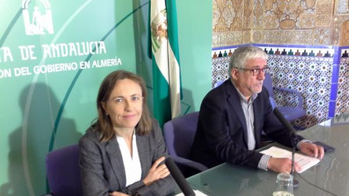 La delegada territorial de Educación, Francisca Fernández, y Gabriel Mori, responsable de Planificación de la delegación.