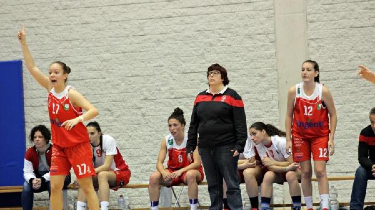 Pilar López Alcoba en el banquillo del Syngenta.