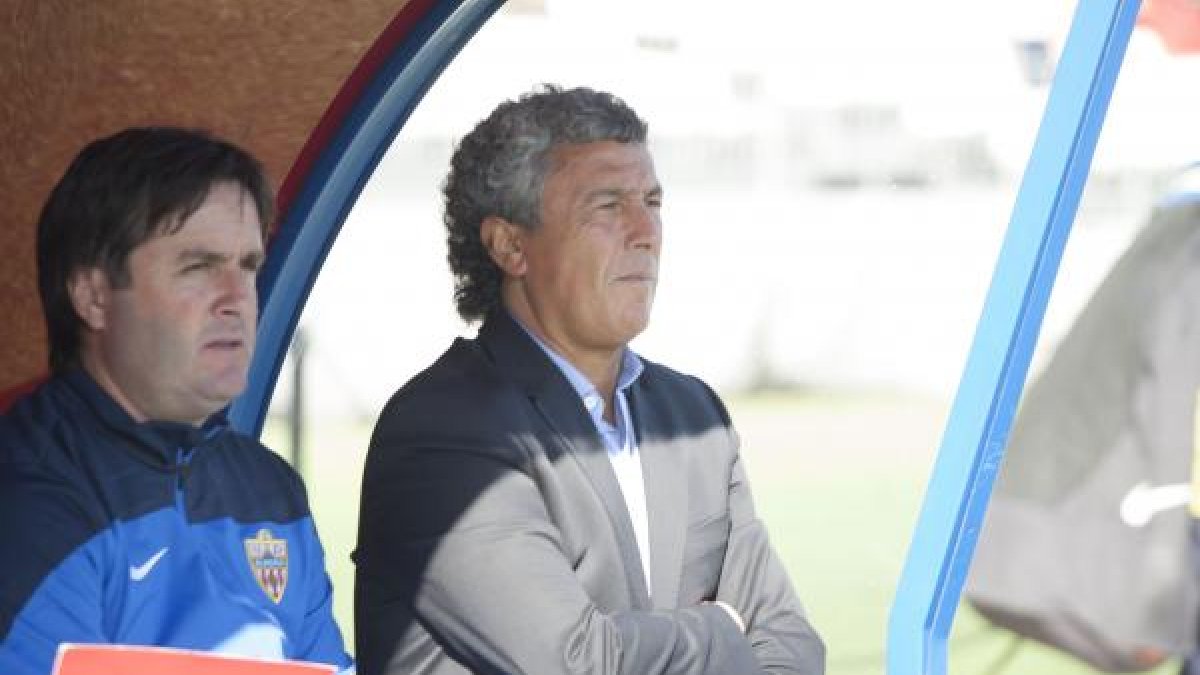 Pipo Goro en el banquillo de Vitoria.