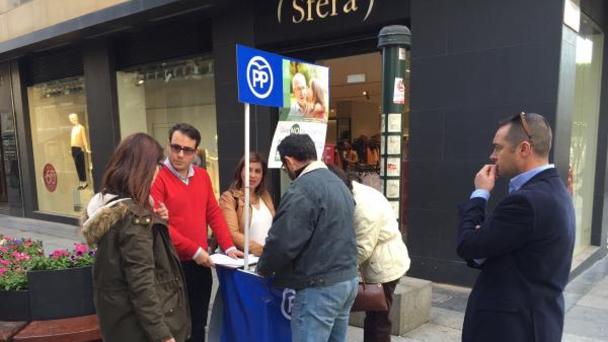 Recogida de firmas en Almería.