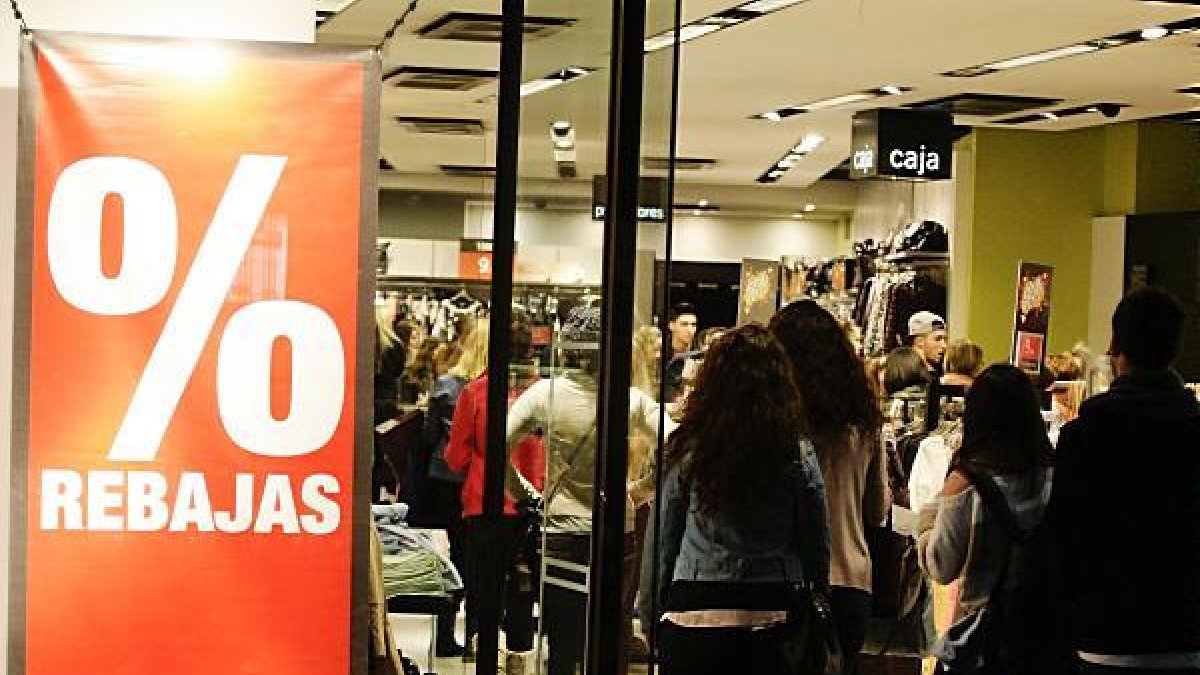 Rebajas en un comercio de la capital