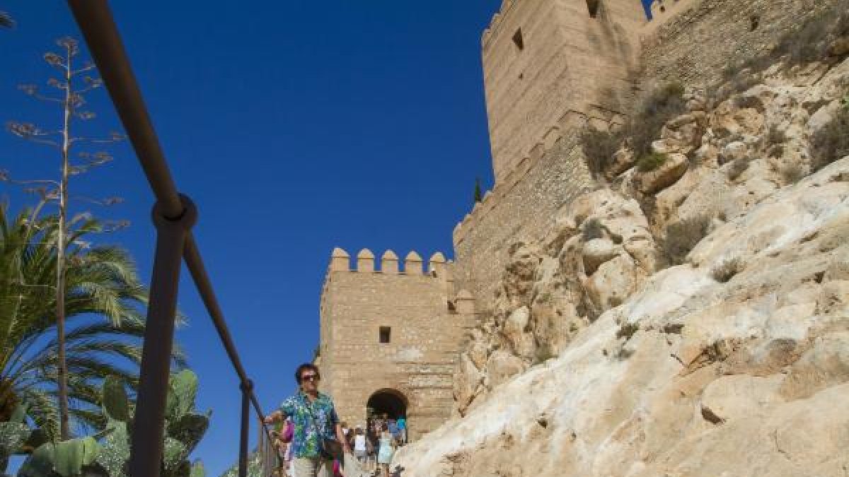 Turistas visitando la Alcazaba