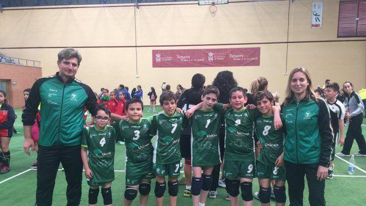 Equipo masculino campeón con sus entrenadores.
