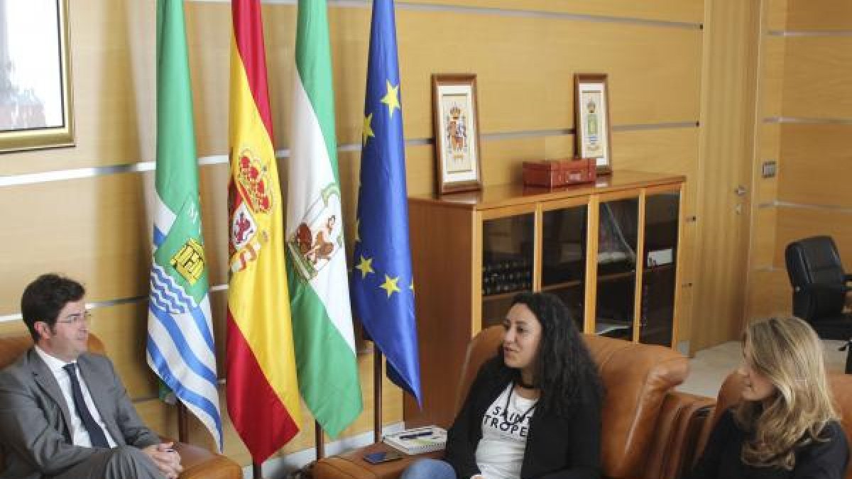 Imagen de la reunión entre el alcalde y Nivin Alaoui.