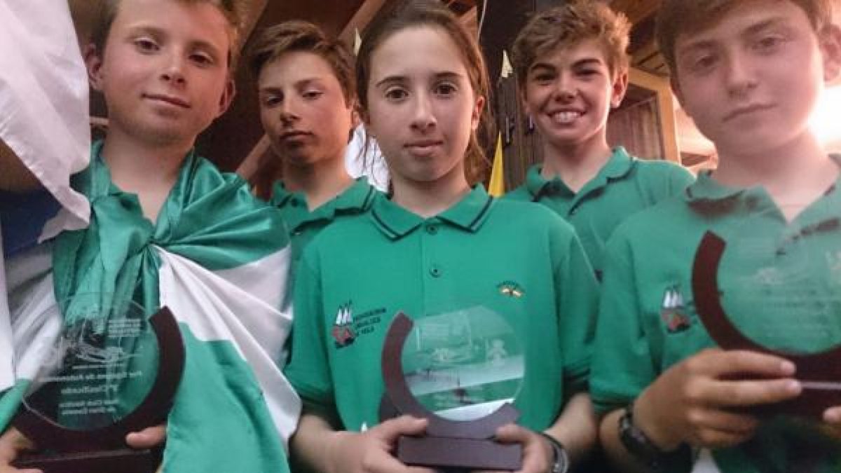 La regatista almeriense con su trofeo.