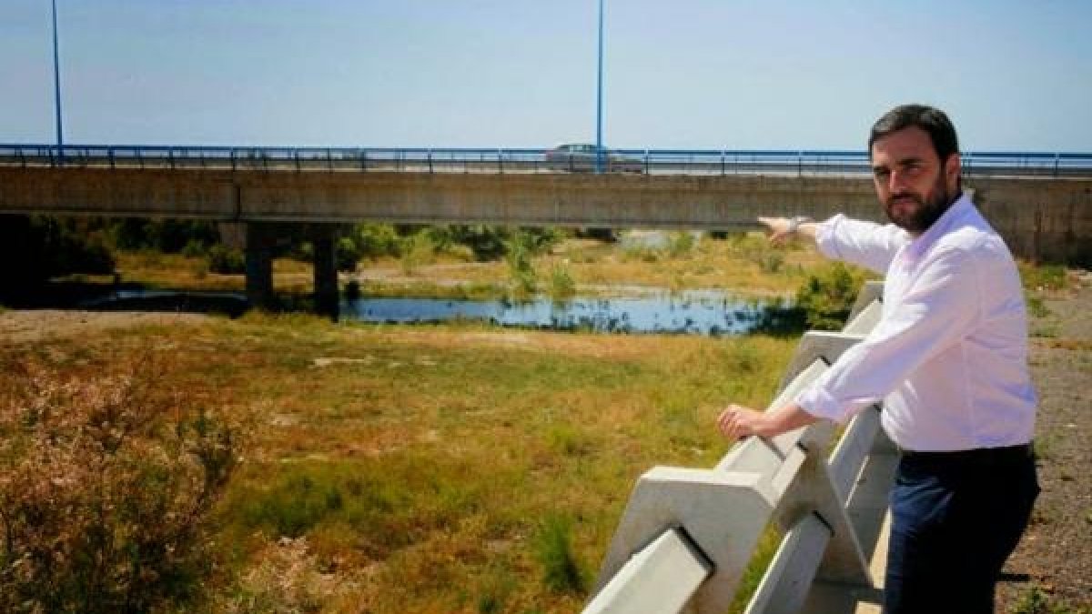 Carlos Sánchez, vuelve a pedir la limpieza del río a la Junta de Andalucía.