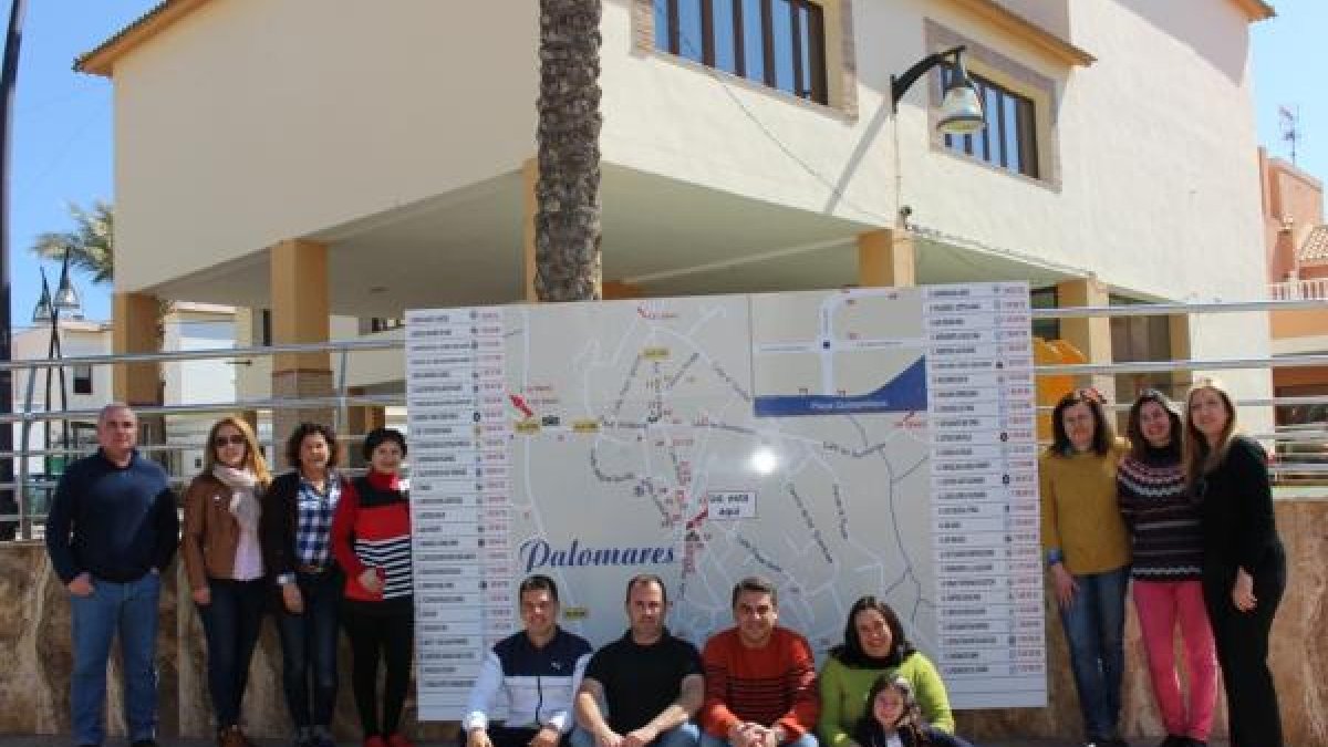 Miembros de la recién creada Asociación posan junto a una de las vallas en las que se sitúa Palomares en el mapa de la zona.