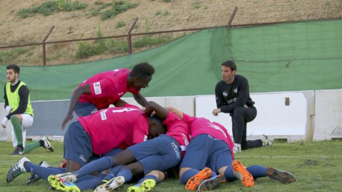 Celebración del gol de la victoria en Antequera.