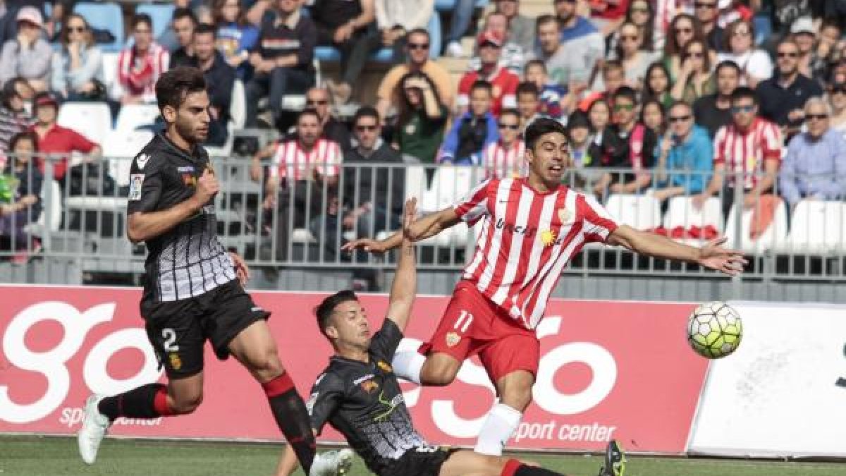 Los jugadores del Almería deben tener claro lo que hay en juego.