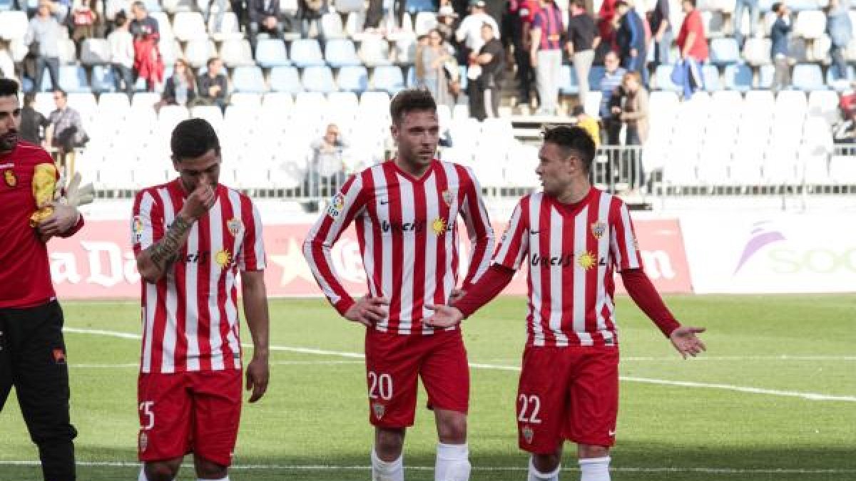 Los jugadores del Almería se vuelve a marchar con cara de póker.