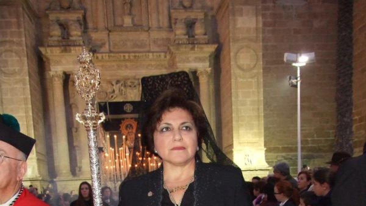 Encarni Molina, presidenta de la Agrupación de Hermandades y Cofradías, procesionando en la Cofradía del Santo Sepulcro y vestida con la tradicional