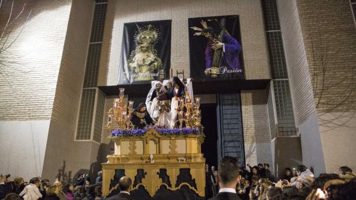 Cientos de personas se agolpaban frente a la entrada del templo.