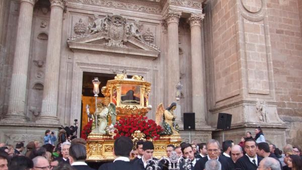 El paso del Santo Sepulcro tras efectuar su estación de penitencia en el interior de la Catedral de la Encarnación.