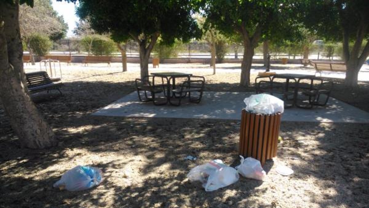 La basura estuvo sin recoger hasta el pasado miércoles.