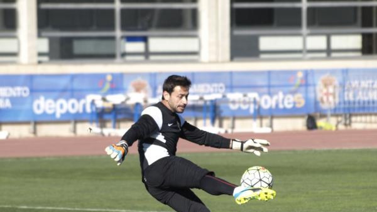 Casto sacando de puerta en un entrenamiento.