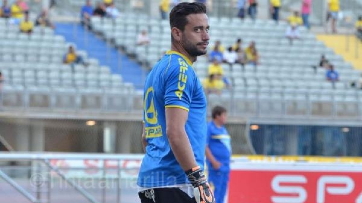 Casto en un calentamiento con Las Palmas.