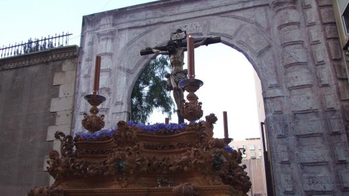El Santísimo Cristo de la Buena Muerte saliendo desde la Compañía de María, con una fachada que reproduce la iglesia de San Juan, su sede canónica.
