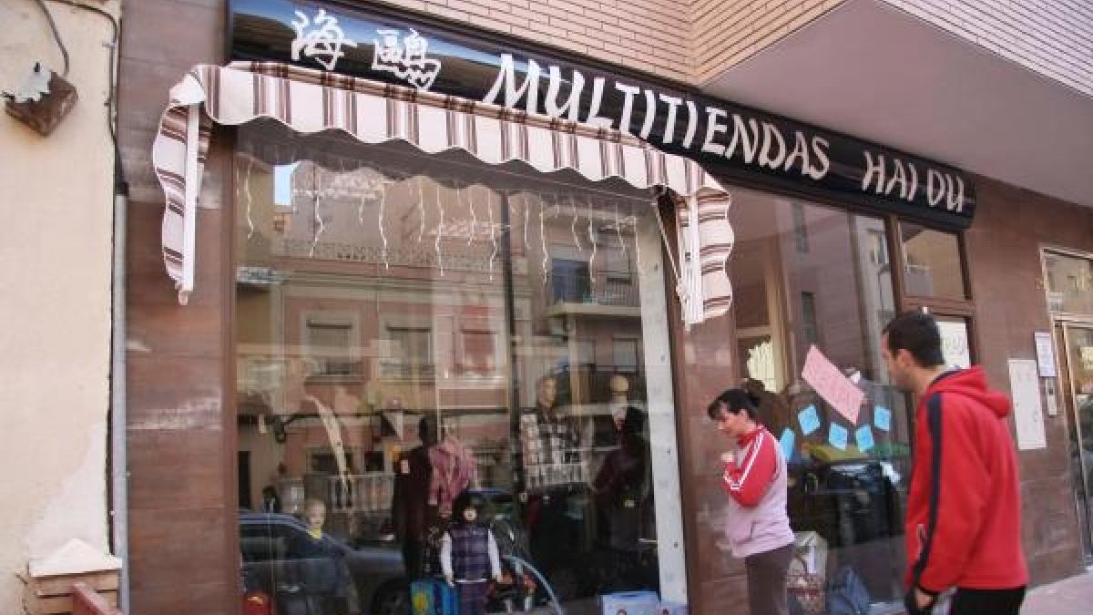 Un comercio chino de los muchos que abundan en la capital almeriense dedicado al segmento textil y de la juguetería.