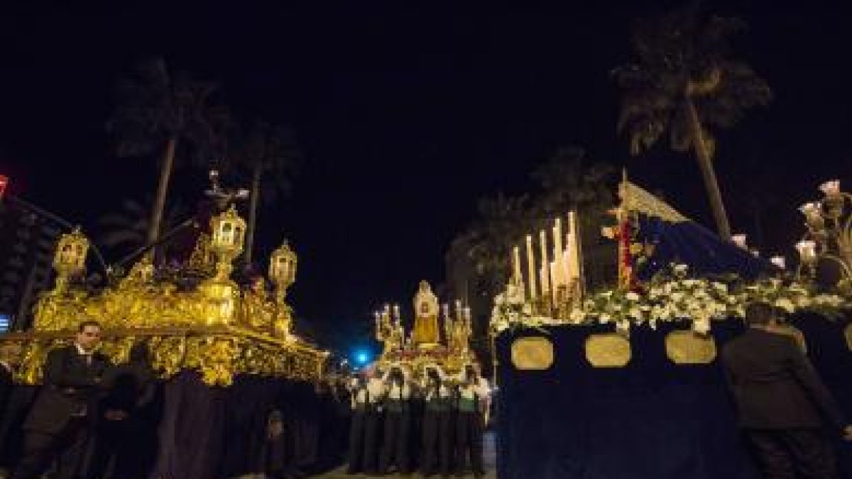 El paso de La Verónica fue testigo de nuevo del Encuentro entre El Nazareno y La Amargura.