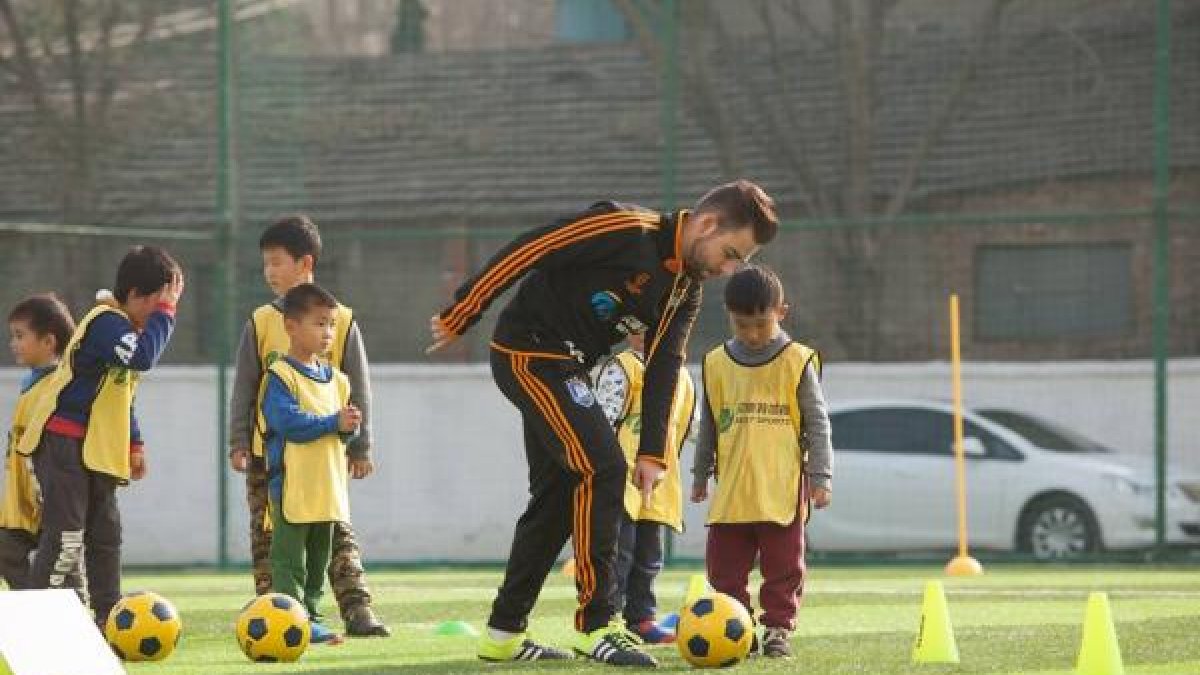 El entrenador de fútbol base Martín Galera en uno de los entrenamientos que imparte con niños chinos.
