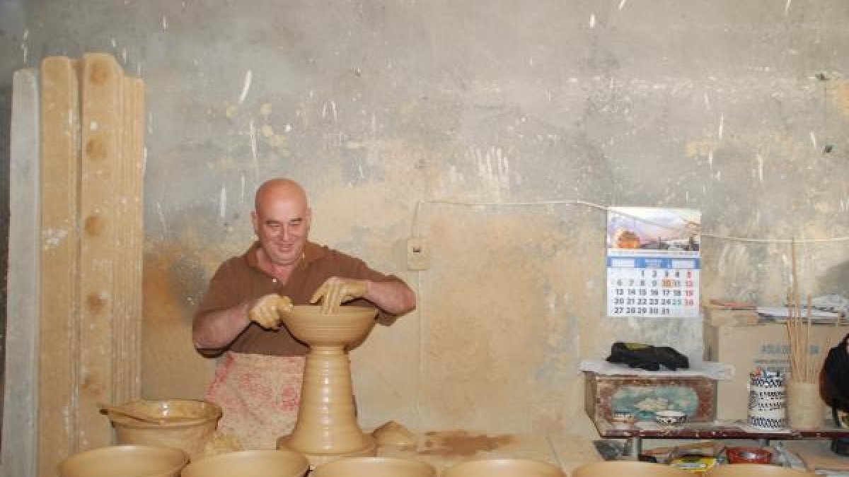 Rafael Granados en su taller de alfarería, uno de los que se pueden visitar.