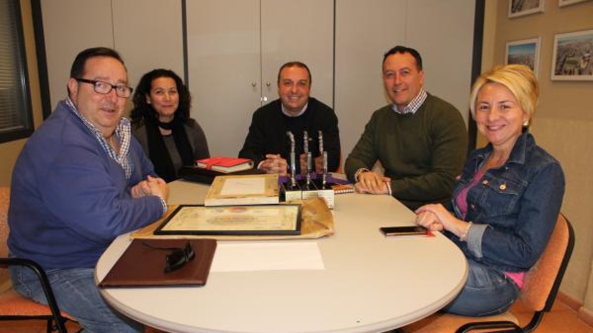 Concejales durante la reunión del gerente de Hidralia.