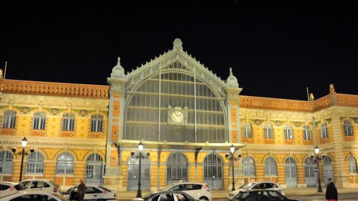 Fachada de la antigua estación del ferrocarril de Almería.