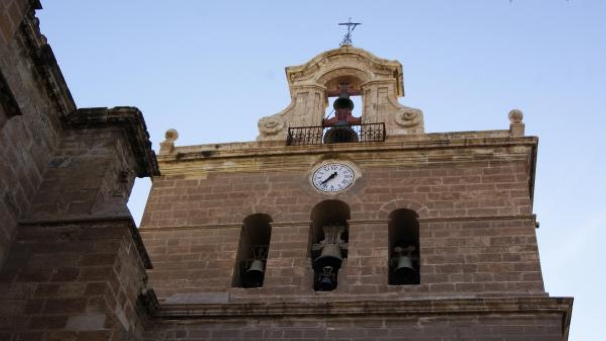 Vista del reloj en el campanario de la catedral de Almería.