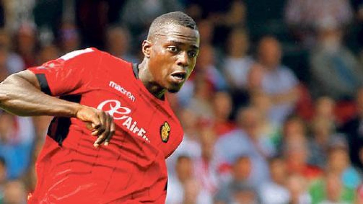 Pereira podría volver a jugar en banda.