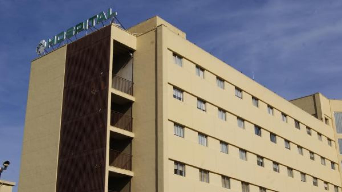 Hospital Torrecárdenas al que fue evacuado el tripulante del buque.