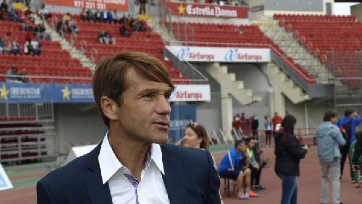 Joan Carrillo en el banquillo de Son Moix.