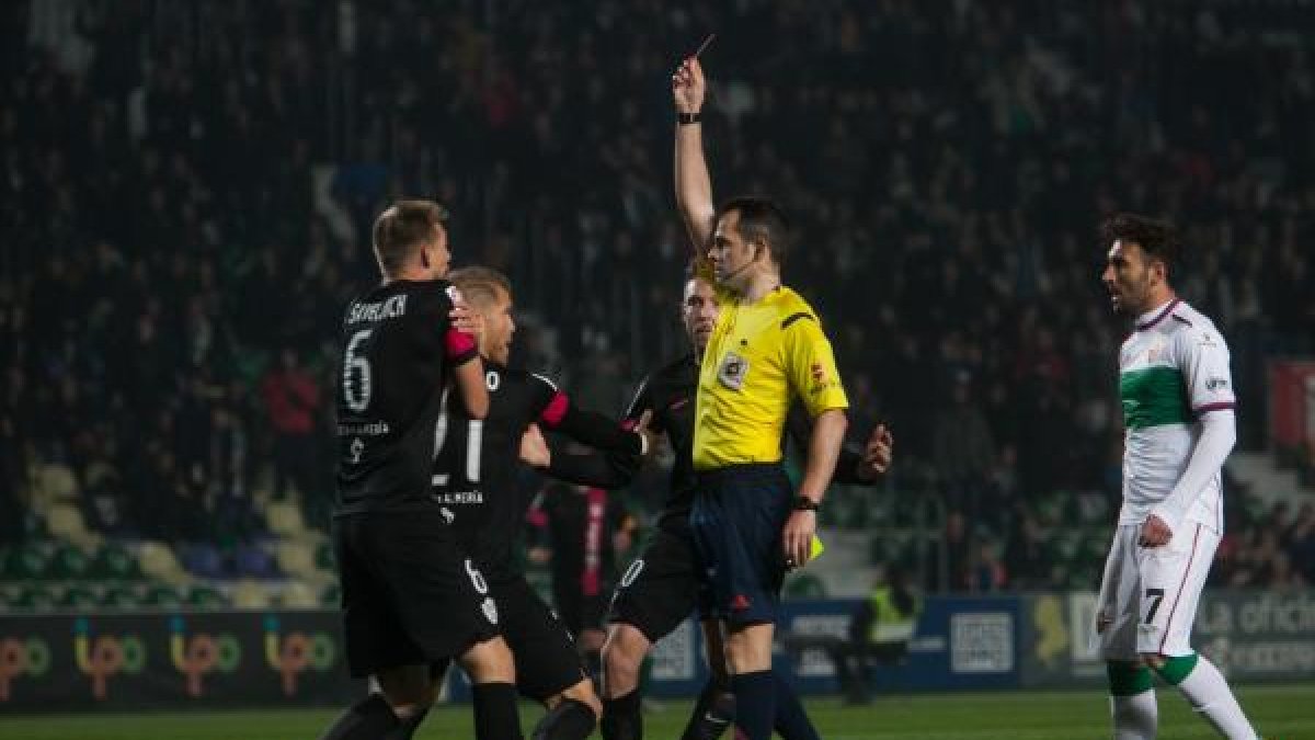 El Almería debe de poner el reloj en hora y ajustarse bien.