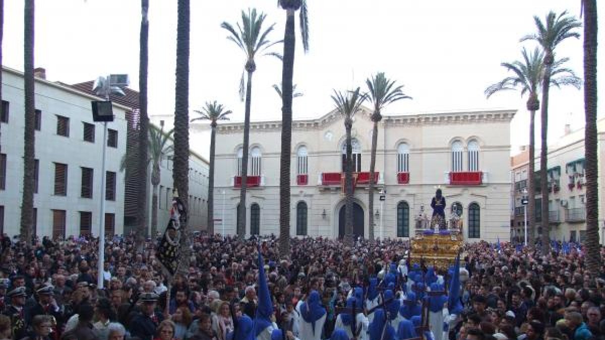 El Señor Cautivo de Medinaceli tras su salida del primer templo de la diócesis y rodeado por miles de personas que llenaban la Plaza de la Catedral