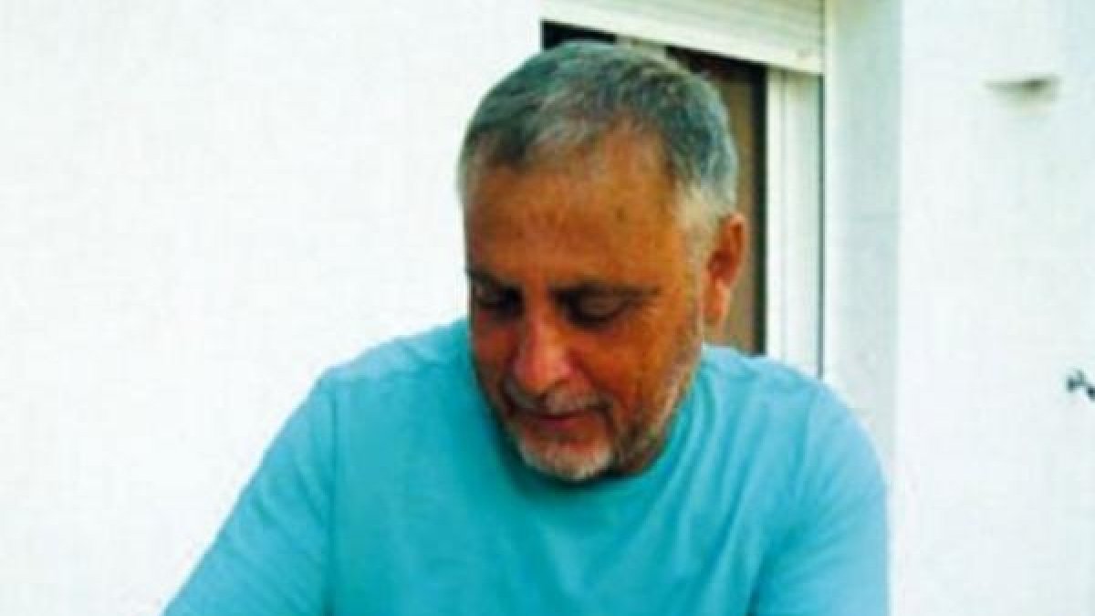 El autor firmando ejemplares de una de sus composiciones anteriores.