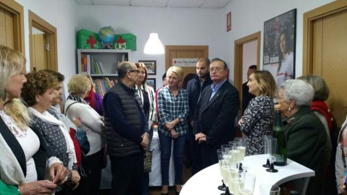 Concejales con voluntarios y el responsable de Cruz Roja en la sede de la entidad.